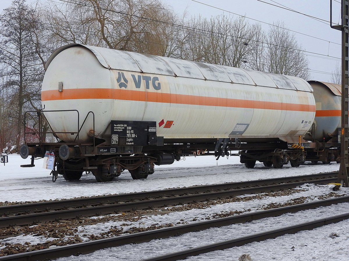 Zagkks 3 380(D-ARETZ)7915 368-4, lt. Gefahrenguttafel (23-1077,PROPEN)wartet in am Bhf. Timelkam auf die Weiterfahrt; 170128 