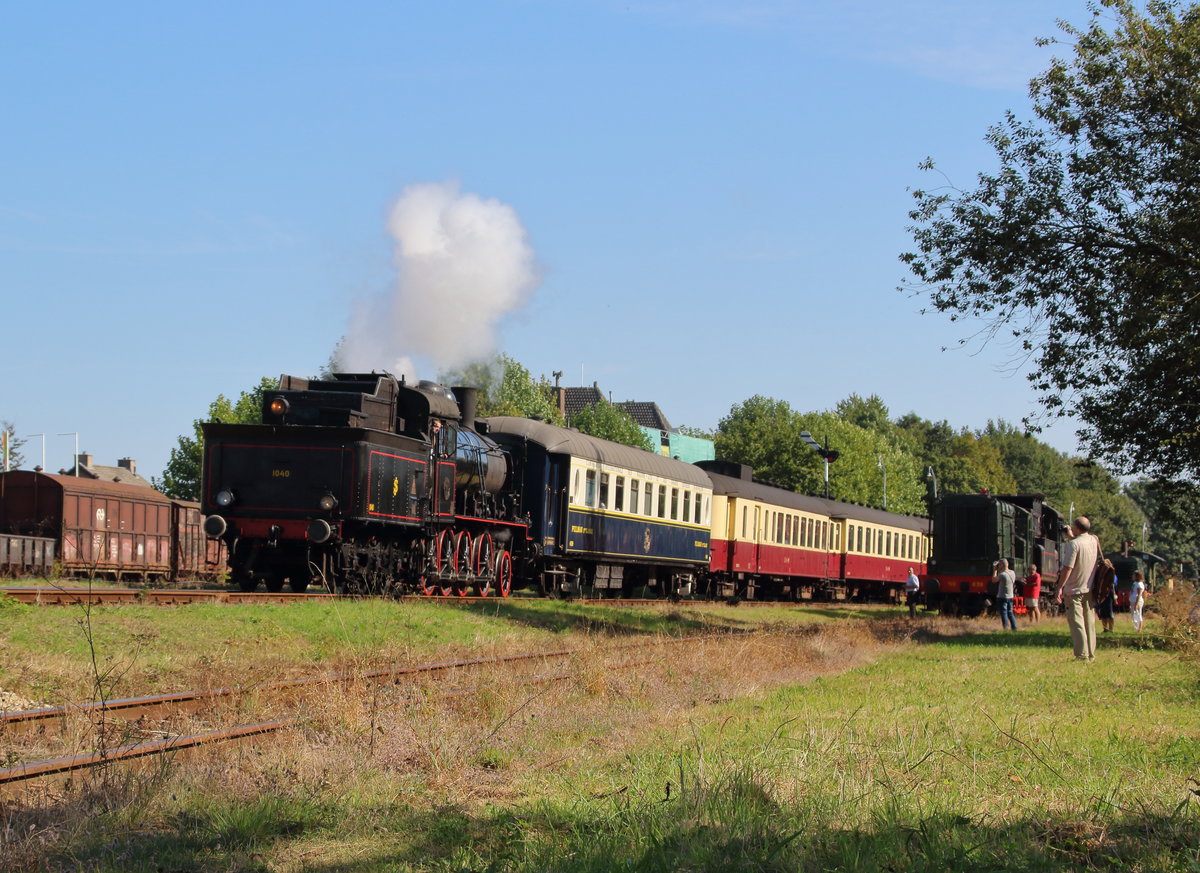 Zahlreiche Fotografen halten die Abfahrenden ZLSM 1040 mit ihrem Personenzug und dem Pullmanwagen bildlich fest.

Simpelveld, 25. September 2016