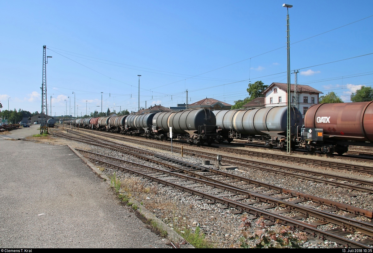 Zahlreiche Kesselwagen der VTG Rail Logistics GmbH, der GATX und der Wascosa AG sind im Bahnhof Villingen(Schwarzw) abgestellt.
Aufgenommen von der Güterbahnhofstraße.
[13.7.2018 | 10:35 Uhr]