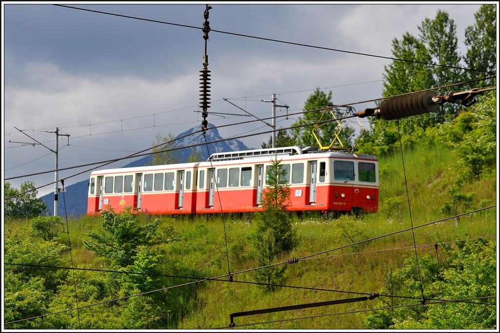 Zahnradbahn nach Štrbské Pleso fotografiert durch die Fahrdrahtabspannung der Normalspurbahn in Štrba. (05.06.2014)