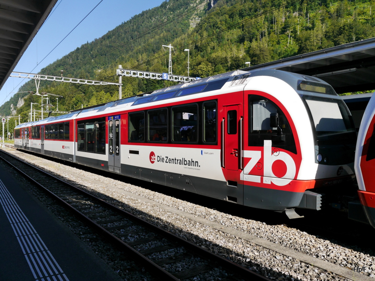 zb - Triebwagen ABeh 161 011 als Verstärkung am Schnellzug nach Luzern im Bahnhof von Interlaken ost am 14.08.2016