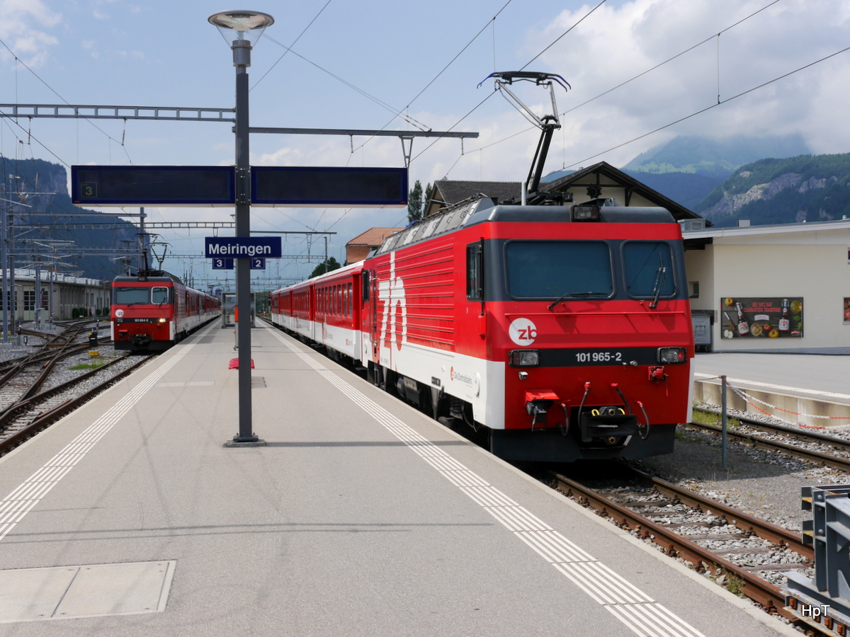 ZB - Zahnradloks HGe 4/4  101 965-2 und HGe 4/4 101 964-5 als Schiebelok eines Reserve Pendelzuges abgestellt im Bahnhof von Meiringen am 04.08.2017