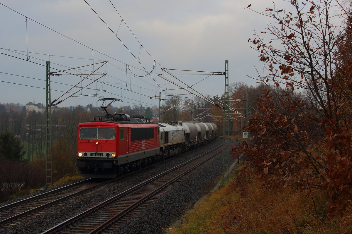 Zementleerzug von Regensburg nach Rüdersdorf in Jößnitz am 18.11.2017. Zuglok die 155 124 als Wagenlok noch eine Class.    