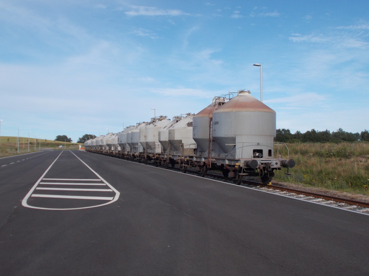 Zementsilowagen,am 11.Juli 2015,im neuen Anschluß Mukran Gewerbegebiet.