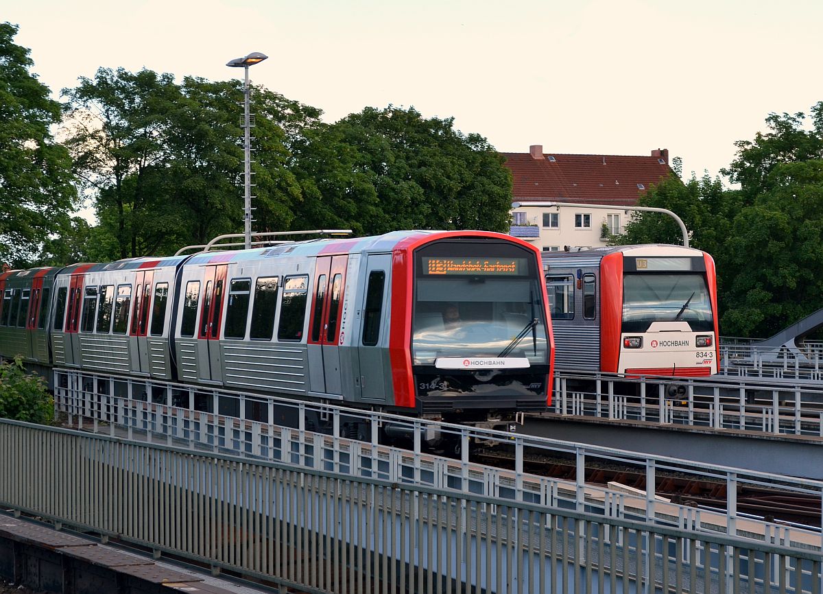 Ziemlich alt und ganz neu: vor einen DT3-Zug in der Abstellanlage der Hamburger U-Bahnstation  Barmbek  schiebt sich ein DT5 Richtung  Wandsbek-Gartenstadt . 14.6.2014 