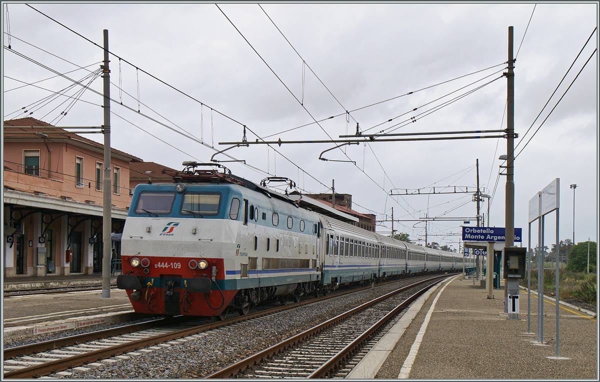 Ziemlich schnell fährt die E 444-109 mit dem IC 506 von Ventimiglia nach Roma Termini durch den Bahnhof Orbetello Monte Argentario; von hier aus fährt ein Bus nach Santo Stefano von wo wiederum eine Fähre nach Giglio verkehrt...
27. April 2015