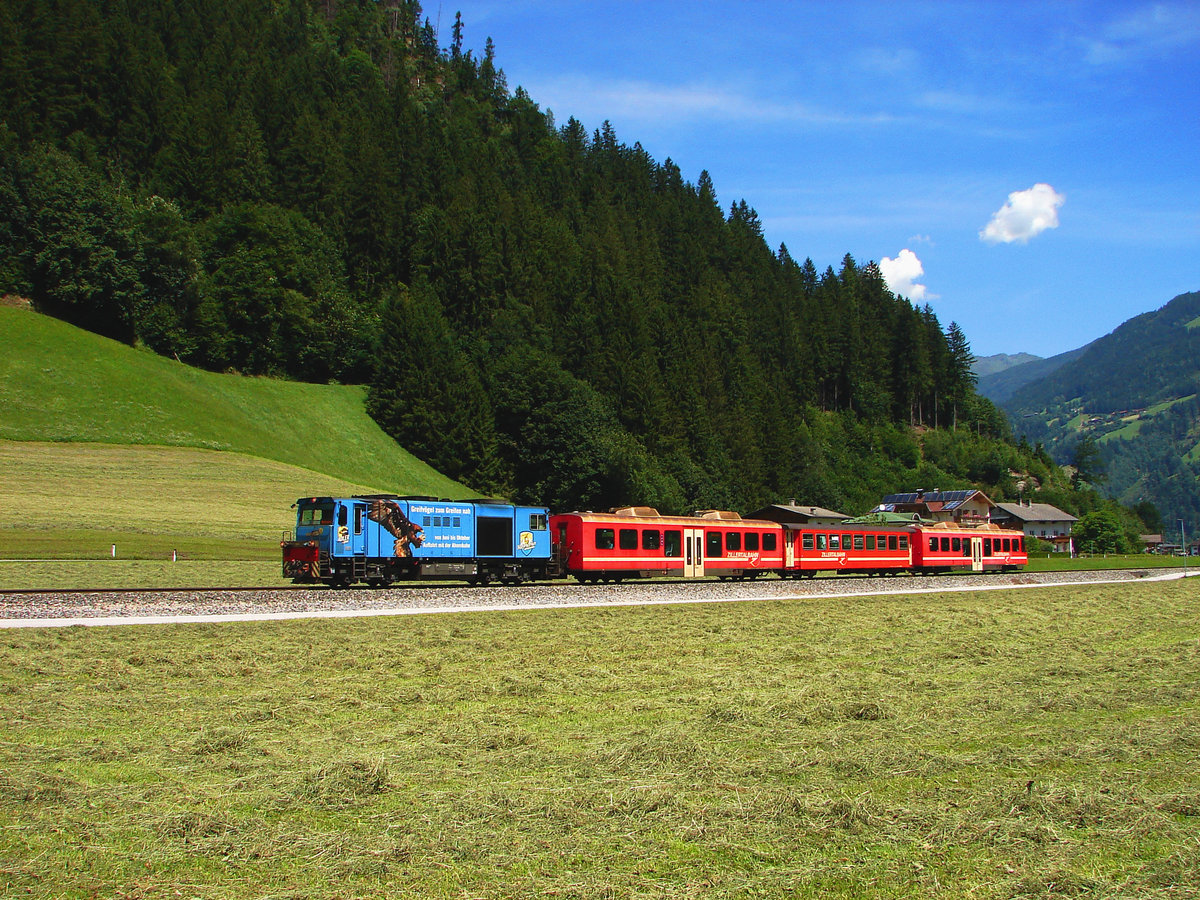 Zillertalbahn D16 Diesellok mit dem Planzug von Jenbach nach Mayrhofen kurz vor Zell am Ziller.
05.07.2017.