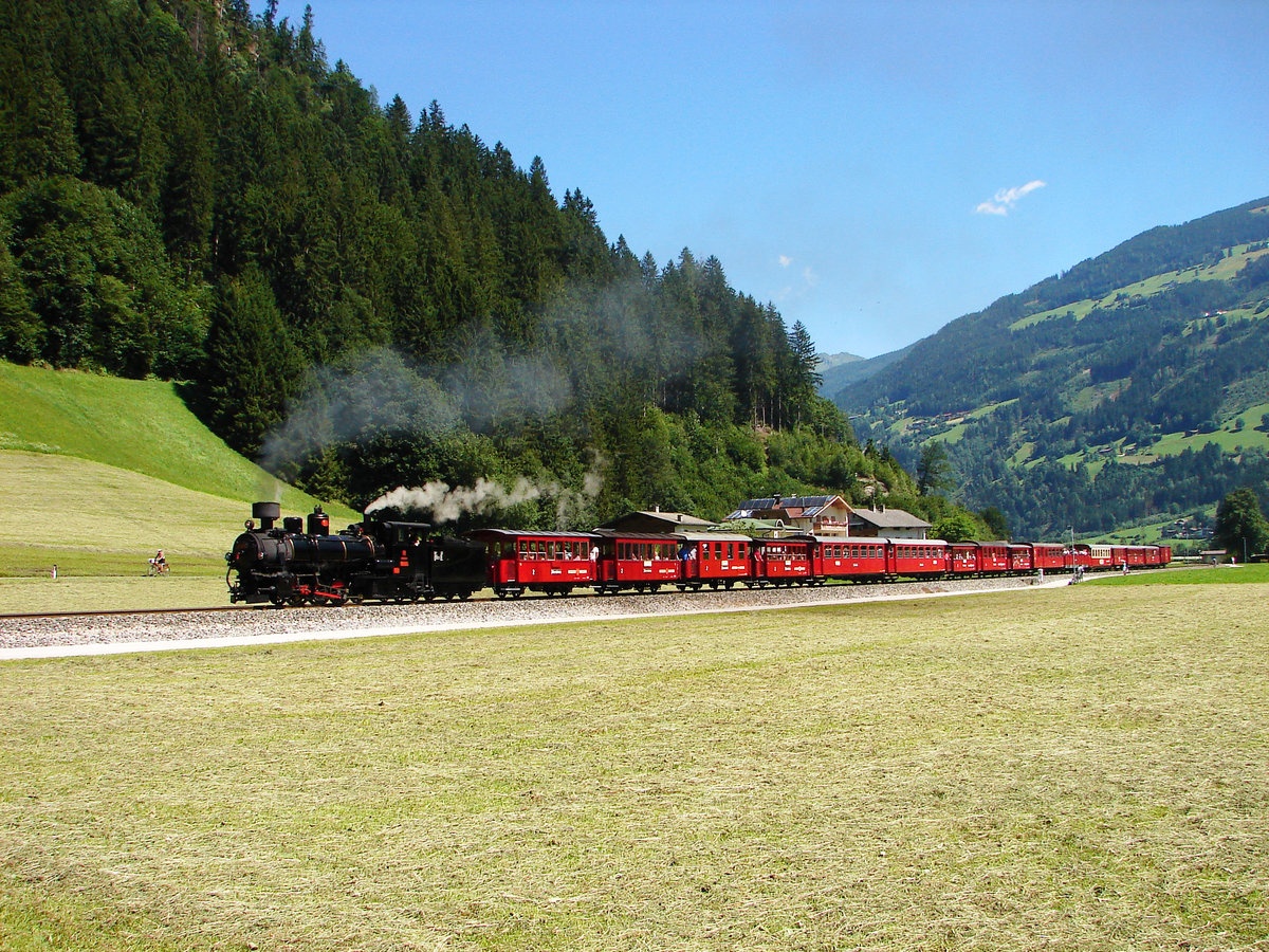 Zillertalbahn dampf! 83 076 mit dem D211 (mit 16 Wagen) nach Mayrhofen zwischen Erlach und Zell am Ziller.
05.07.2017.