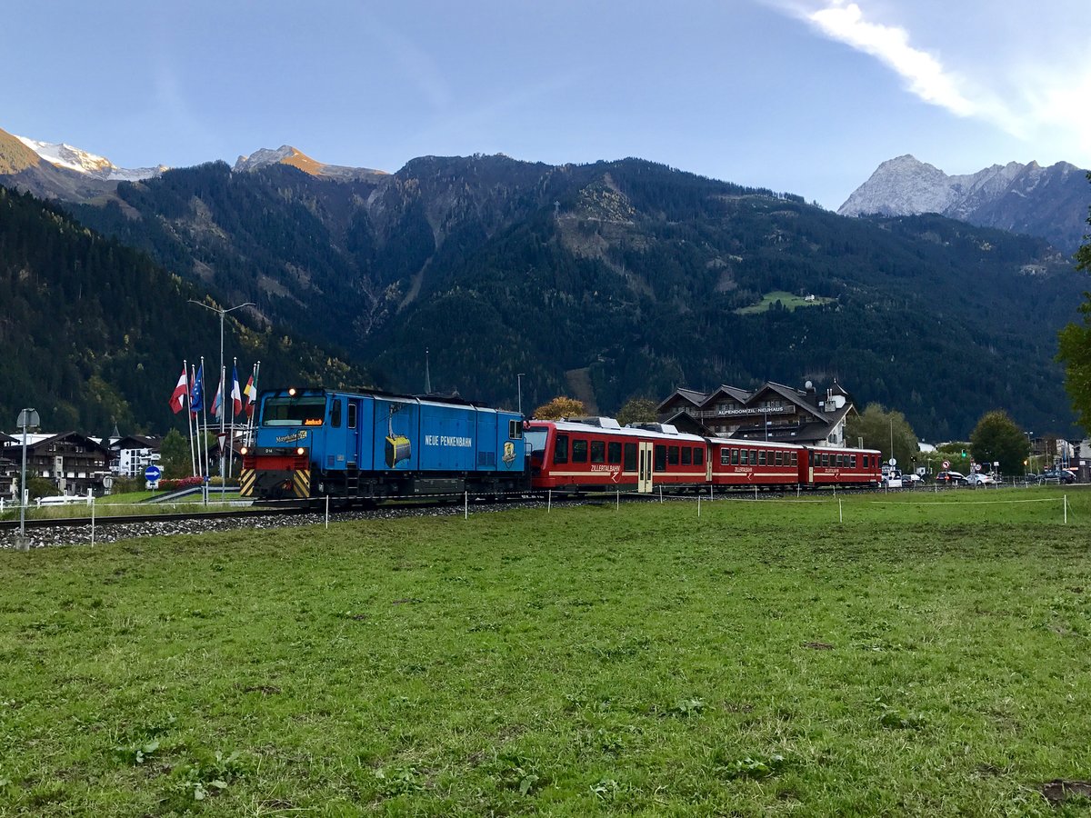 Zillertalbahn nach Jenbach, gezogen von einer Diesellok, 12.10.17 nach der Ausfahrt in Mayrhofen.