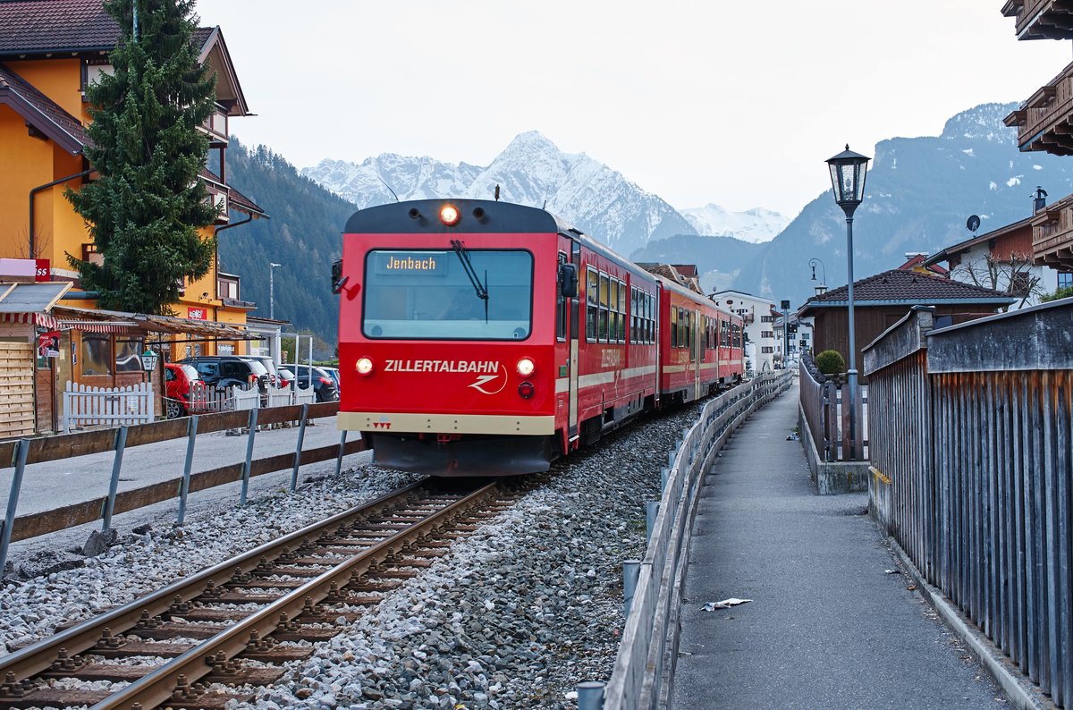 Zillertalbahn VT6 von Mayrhofen Richtung Jenbach in Zell am Ziller am 2.4 2016.
