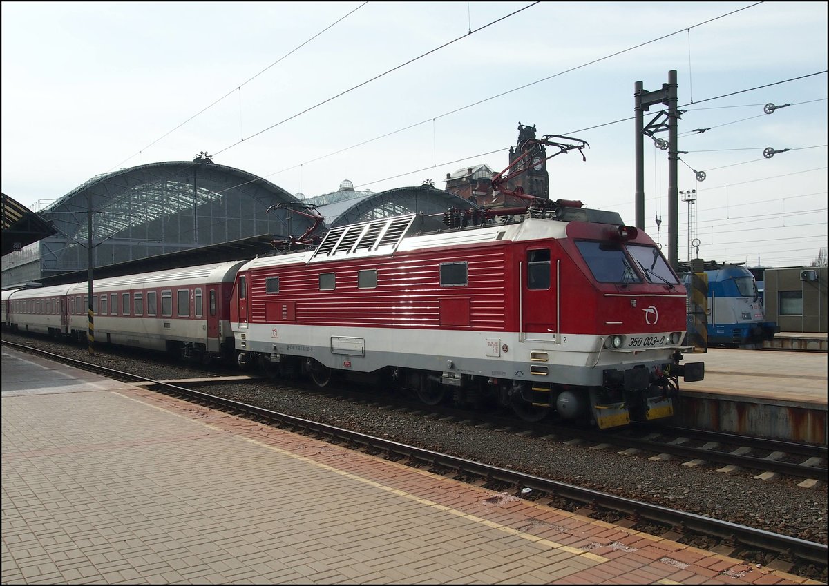 ZSSK 350 003-0 als EC 172 Hungaria nach Hamburg - Altona am 13.03.2017 in Prag Hauptbahnhof.