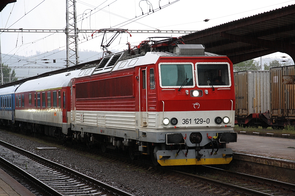 ZSSK 361 129-0 vor dem Ex 120 (Zilina – Praha hl.n.) am 10.August 2018 im Bahnhof Valasske Mezirici.