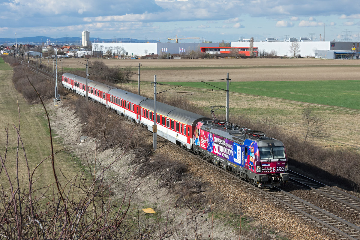 ZSSK Vectron Werbelok 383 110 “Macejko” (ZSSK’s official hockey championship locomotive) konnte am 12.03.2019 mit dem IC 45 bei Himberg fotografisch festgehalten werden.