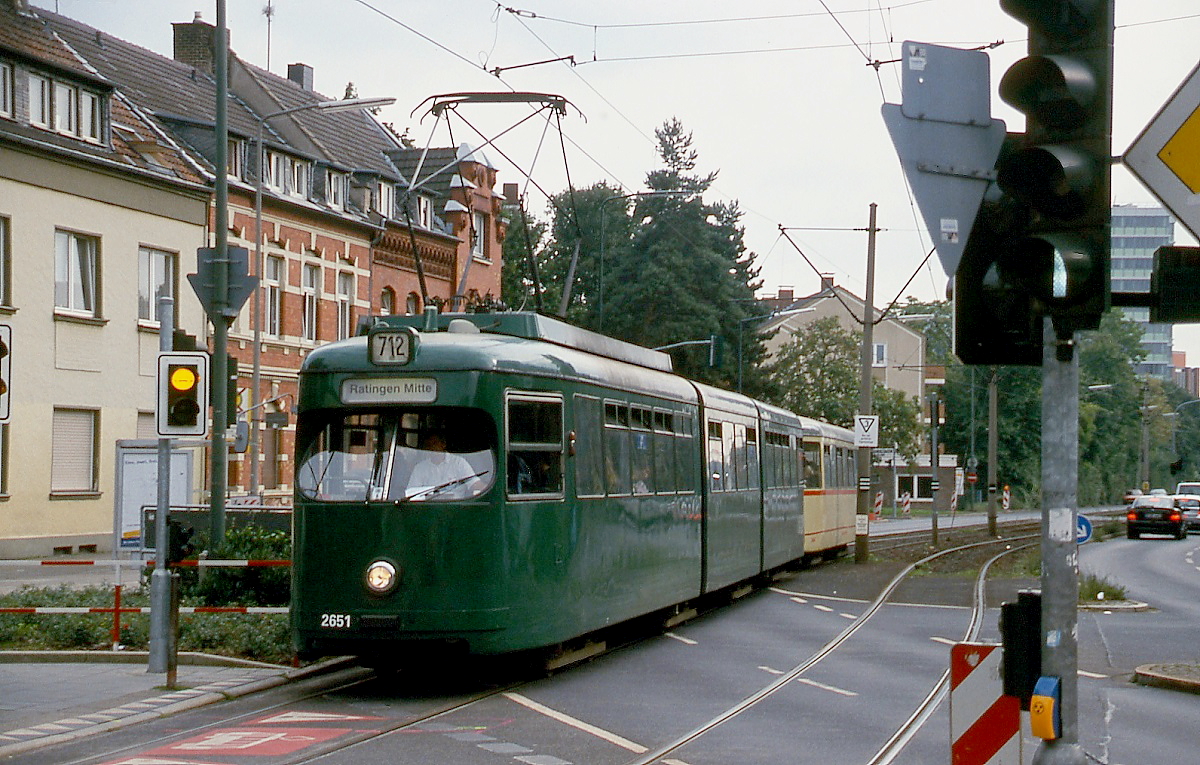 Zu den letzten Einsatzlinien der Düsseldorfer GT8 zählte die Linie 712 von Volmerswerth nach Ratingen, Anfang September 2010 überquert der GT8 2651 den Rather Broich. Heute wirdt der Triebwagen unter der Nummer 706 in Poznan/Posen eingesetzt.