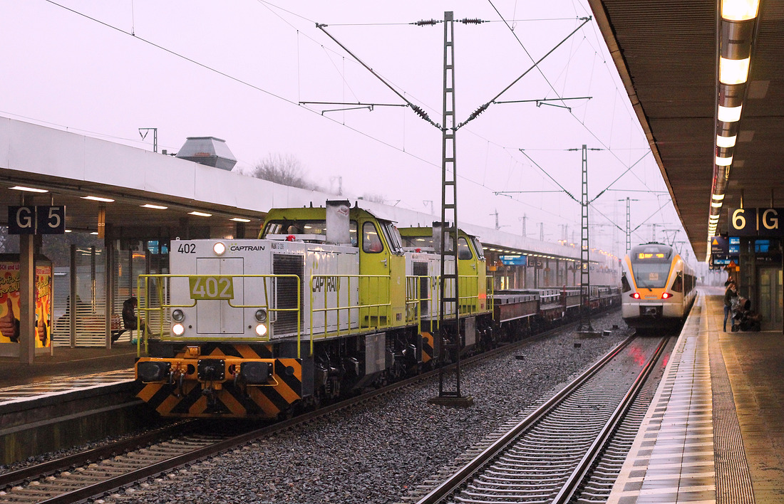 Zu morgendlicher Stunde durchfahren DE 402 und DE xxx mit dem TKSE-Pendel den Gelsenkirchener Hbf gen Westen.
Aufnahmedatum: 30. Januar 2017