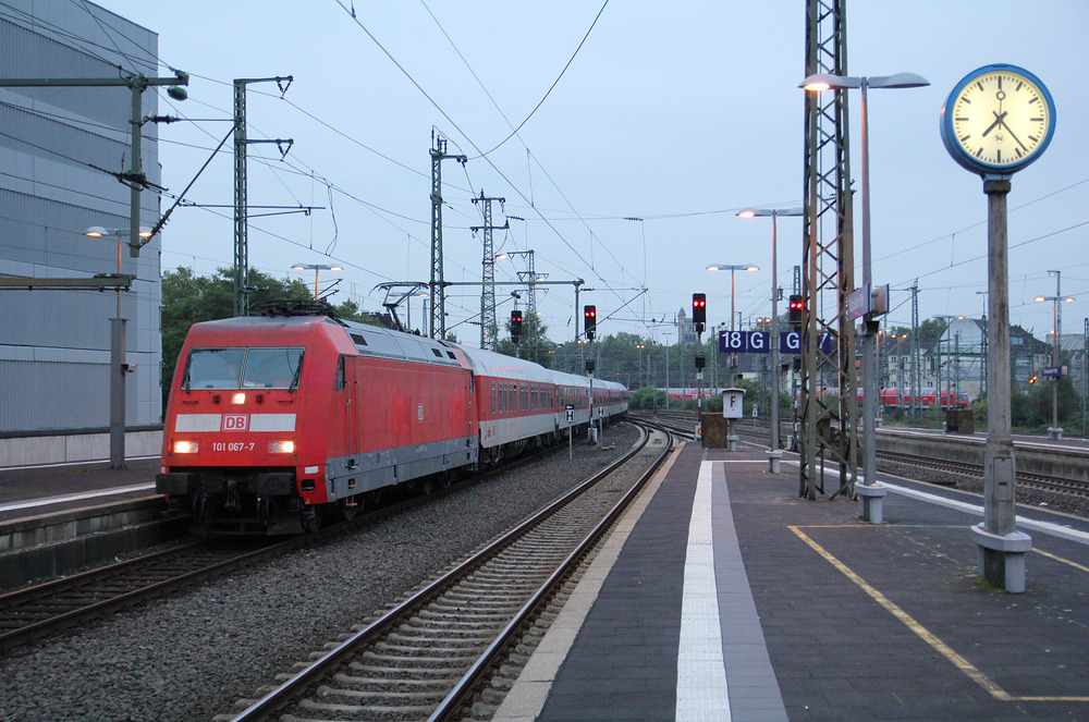 Zu morgendlicher Stunde erreicht 101 067 mit einem Nachtzug den Düsseldorfer Hauptbahnhof.
Aufnahmedatum: 22.09.2013