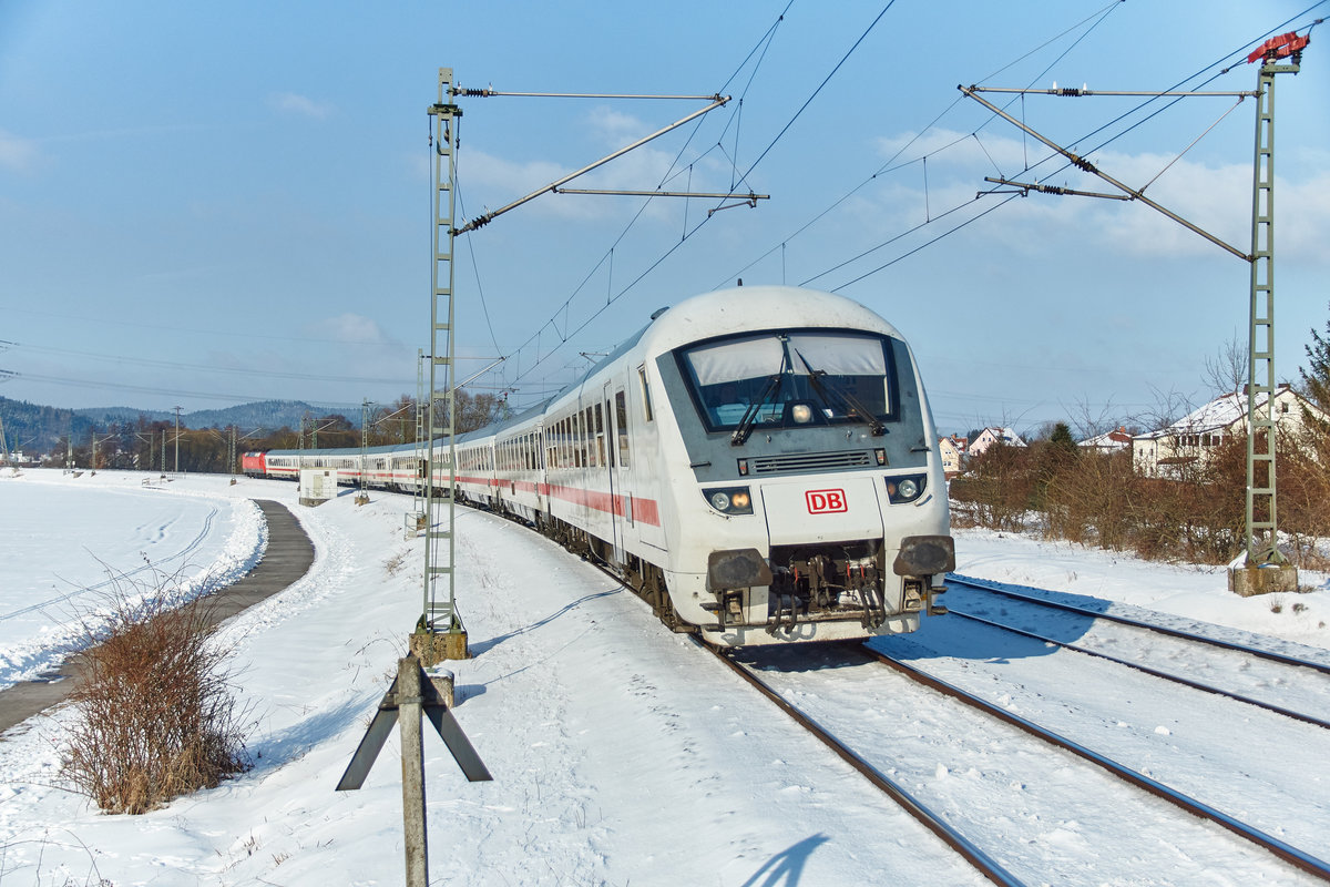 Zu sehen ist am 18.01.2017 in Gundelsdorf ein IC mit Schublok 120 118-5 der in Richtung München unterwegs ist.Bild wurde vom Bahnsteigende gemacht.