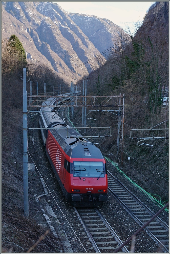 Zu unserm Verdruss lag das enge Tal schon im Schatten als wir bei Varzo fotografieren wollten. Das Bild zeigt die Re 460 012-8 die mit ihrem IC von Basel nach Domodossola Varzo Richtung Süden verlässt.
19. Feb. 2016