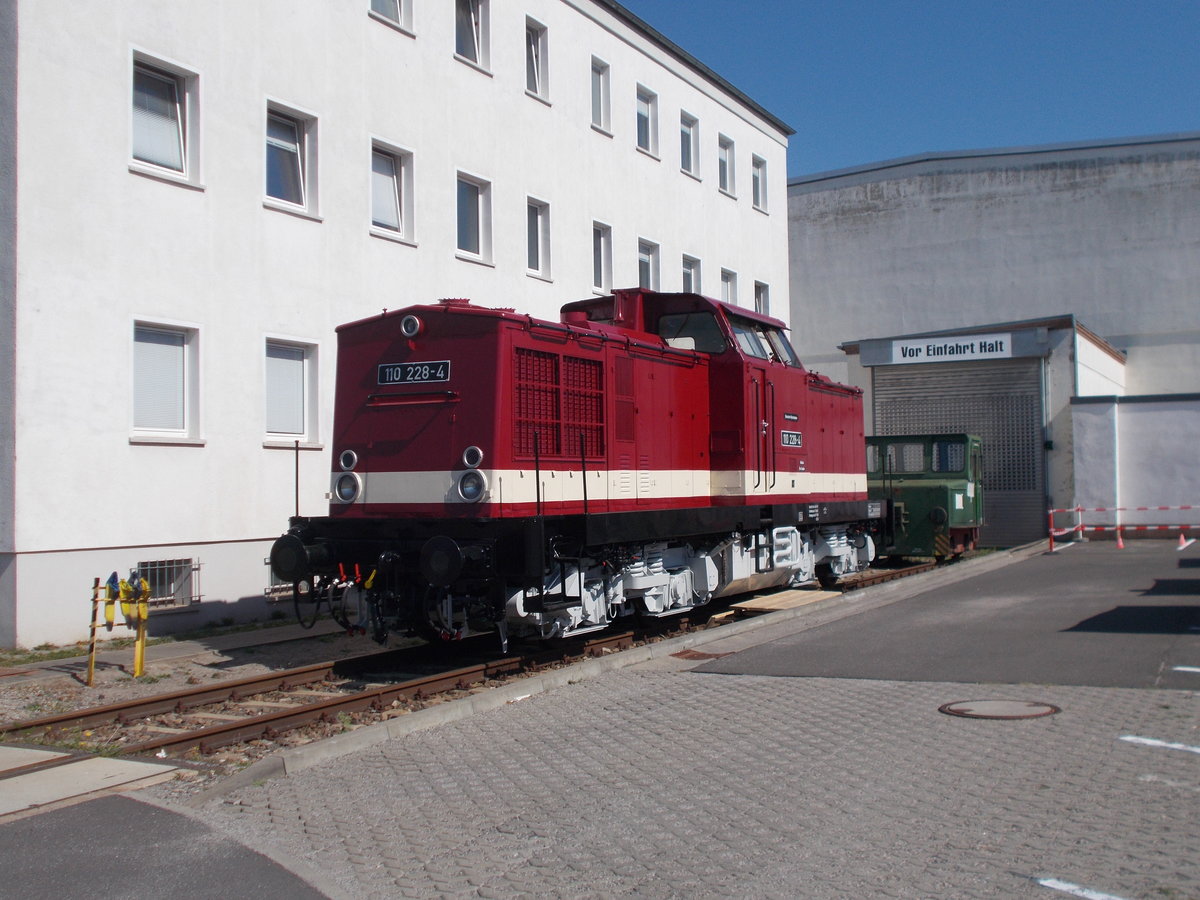 Zu den wenigen,ausgestellten Exemplare,beim Tag der offenen Tür im Werk Seddin,am 27.August 2016,zählt die 110 228 die hier vor der Lokhalle ausgestellt war.