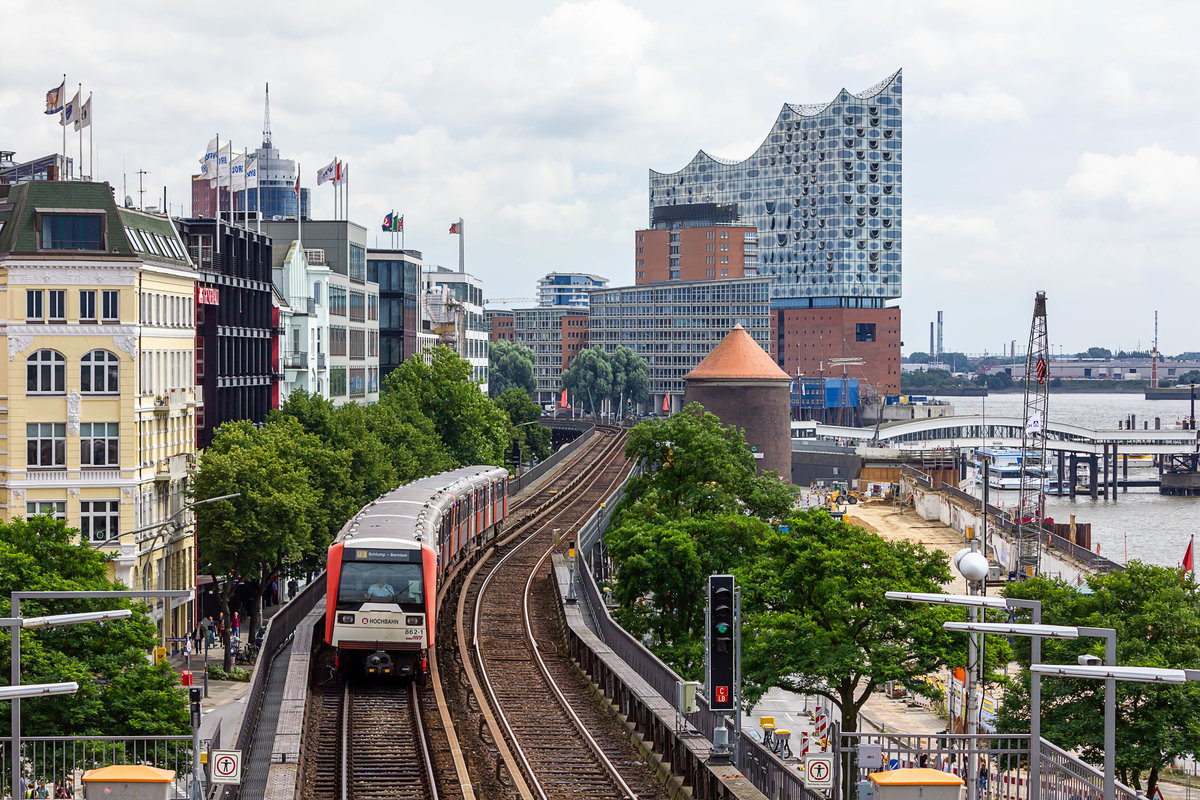 Zu Zeiten, als auf der Hamburger U3 noch überwiegend DT3 fuhren, konnte ich einen Zug bestehend aus Tw 862 und einer weiteren Einheit an der bekannten Fotostelle über dem U-Bahnhof Landungsbrücken fotografieren. 