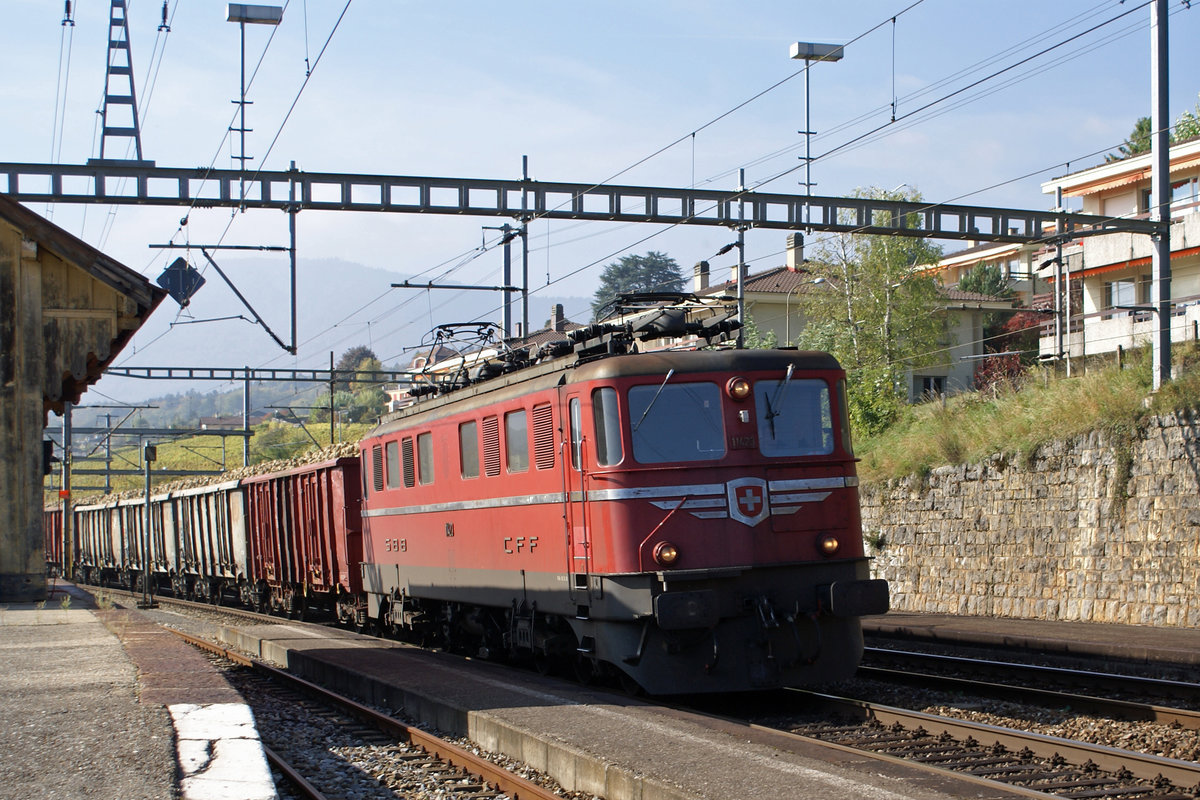 Zuckerrübenkampagne Frauenfeld 2007.
Der am Samstag verkehrende Zuckerrübenzug Yverdon-les-Bains - Frauenfeld mit der Ae 6/6 11423 anlässlich der Bahnhofsdurchfahrt Auvernier am 13. Oktober 2007.
Foto: Walter Ruetsch
