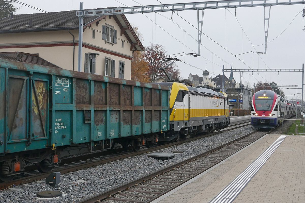 Zuckerrbenverlad 2018 in Brglen (TG) - Nachdem Rem 487 001 der Swiss Rail Traffic mit 7 leeren Wagen von Frauenfeld kommend in Brglen angekommen war, wartet sie hier auf Streckenfreigabe, um die Wagen vom Strecken- auf das Verladegleis schieben zu knnen (16.11.2018).