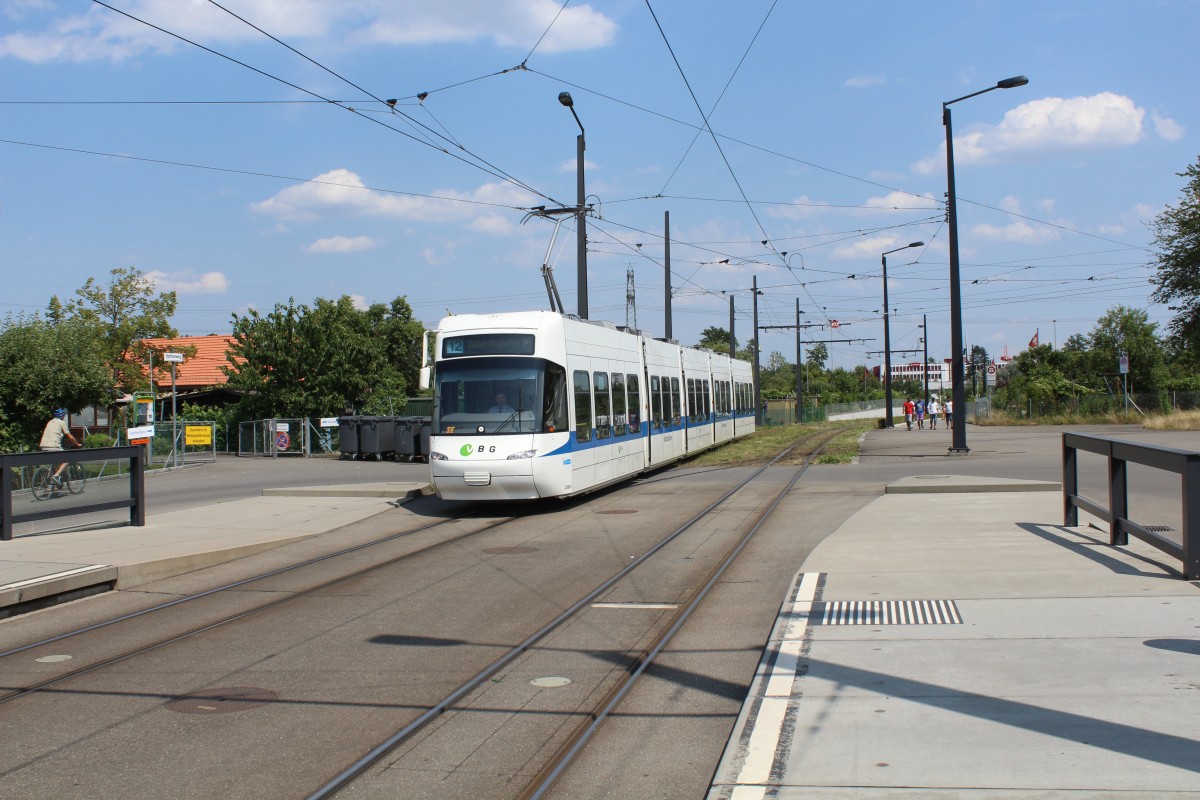 Zürich VBG Tram 12 (Bombardier/Alstom Be 5/6 3068) Auzelg am 11. Juli 2015.