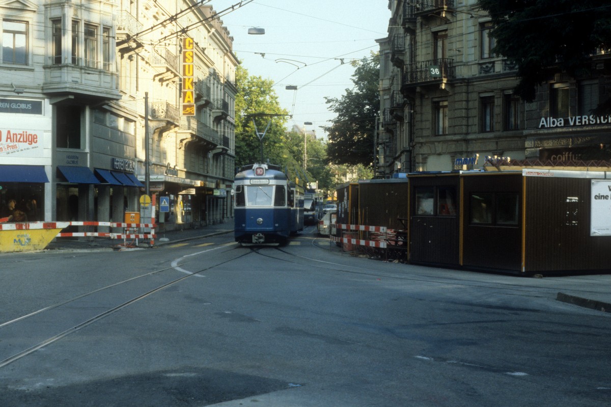 Zrich VBZ Tram 10 (Be 4/4 1420) Lwenplatz am 20. Juli 1990.