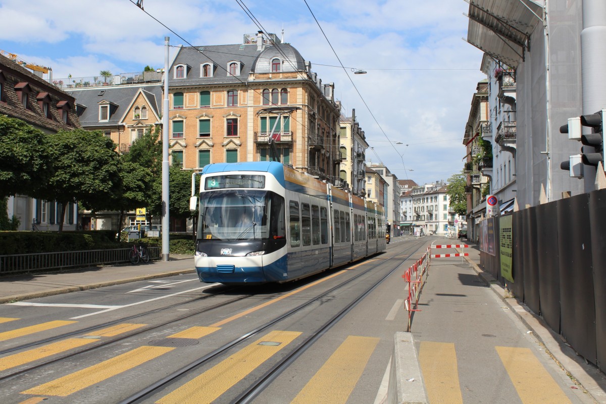 Zürich VBZ Tram 3 (Bombardier/Alstom Be 5/6 3025) Badenerstrasse / Zweierplatz am 13. Juli 2015.