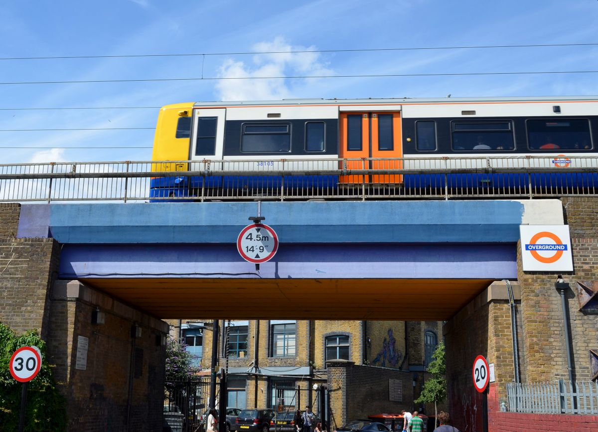 Zug der London Overground bei der Ausfahrt aus der Station  Hackney Wick , ganz im Nordosten der britischen Hauptstadt. 11.7.2015