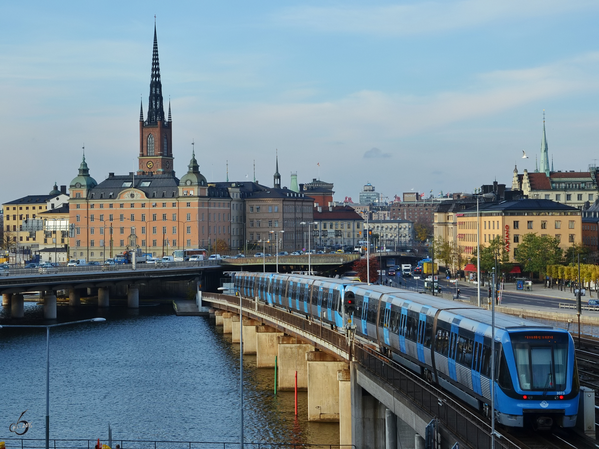 Zug Nr. 2073 fährt im Oktober 2011 in die Stockholmer U-Bahn-Station Gamla Stan ein.