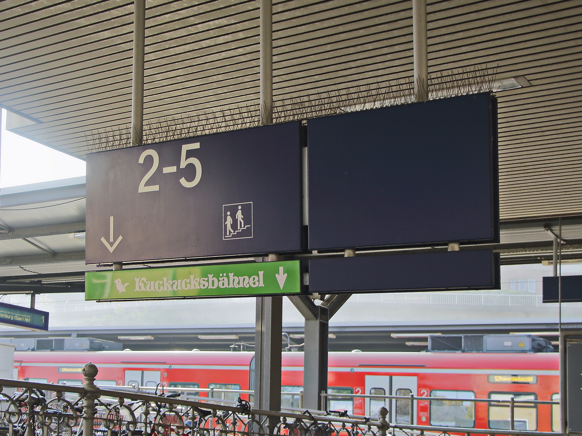 Zugang zum Bahnhof Neustadt/Weinstraße zur Fahrt mit dem Kuckucksbähnel ab Gleis 5 am 20. Oktober 2018.