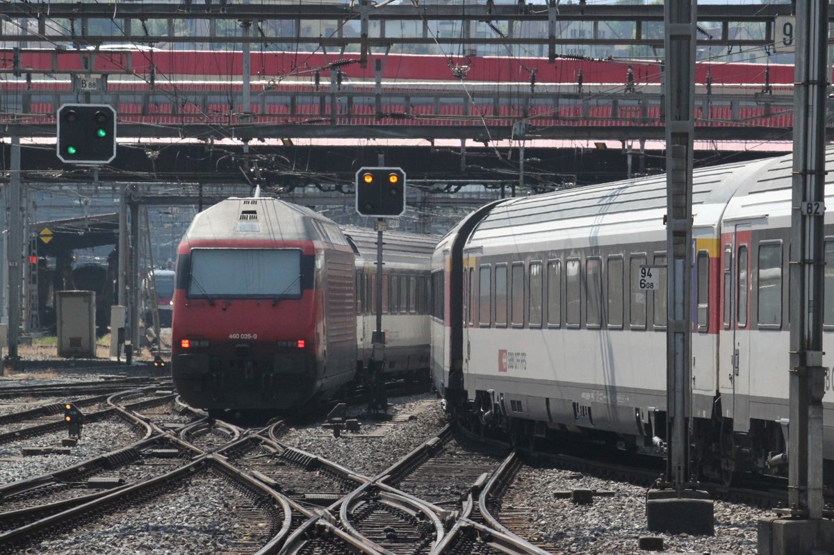 Zugbegegnung am 02.09.2016 von IR 2517 aus Genf (rechts) und IR 2522 nach Genf (links) im Gleisvorfeld von Luzern.