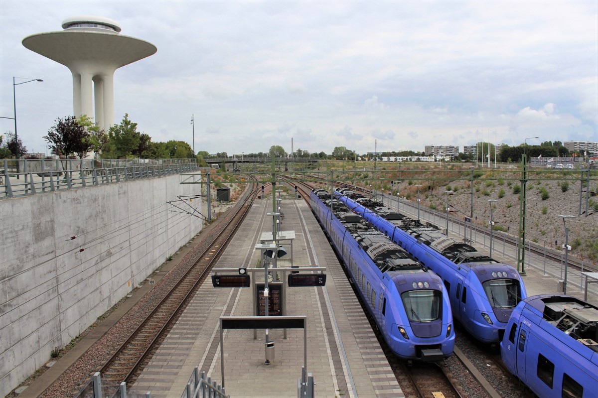 Zugkreuzung am 29.08.2018 im Bahnhof Hyllie. Links erreicht ein Pågatåg nach Simrishamn den Bahnhof und rechts steht ein Pågatåg nach Helsingborg.