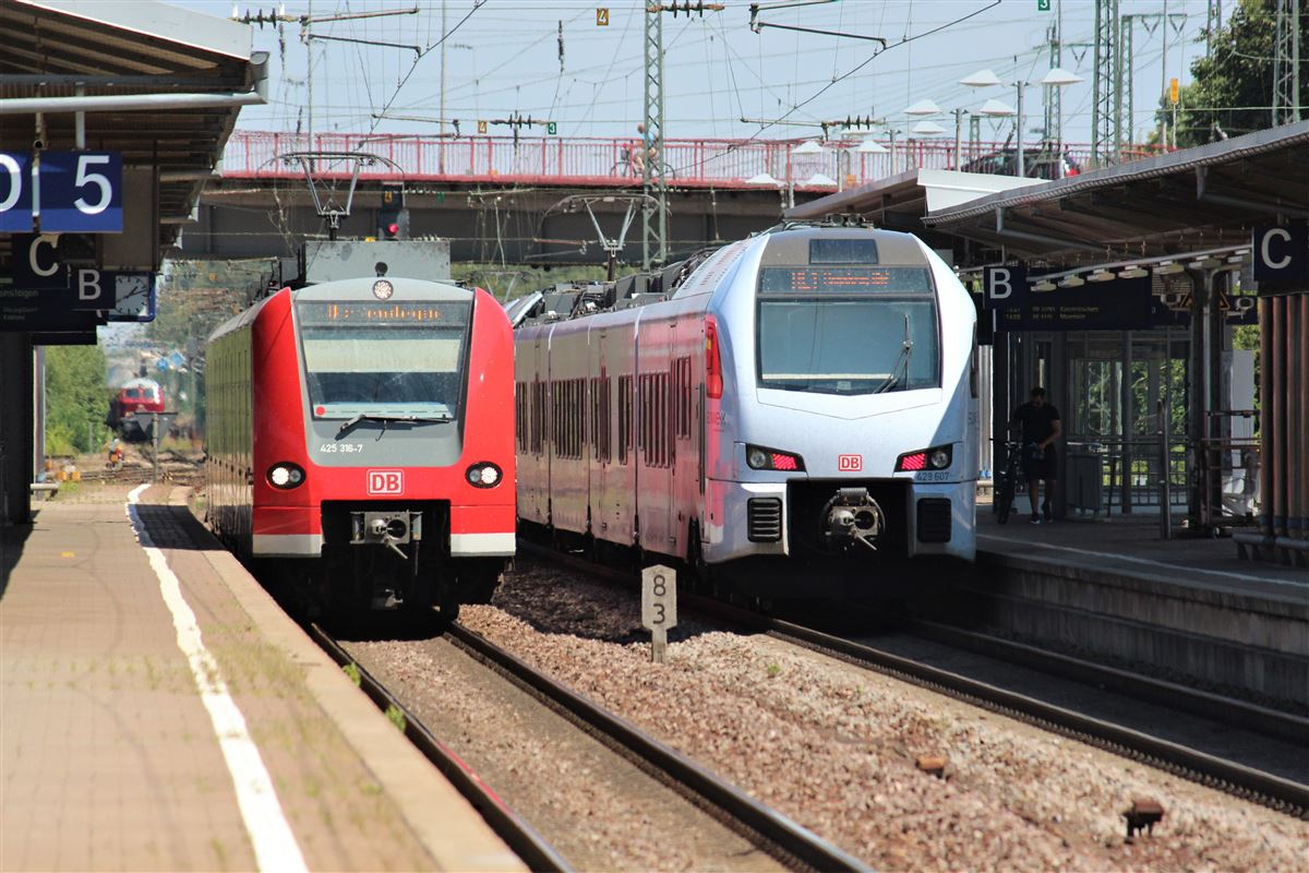 Zugkreuzung am 31.07.2018 in Homburg. 425 318 ist gerade als S1 aus Mannheim angekommen, während sich am Nachbargleis ein Süwexdoppel auf den Weg nach Mannheim macht. 