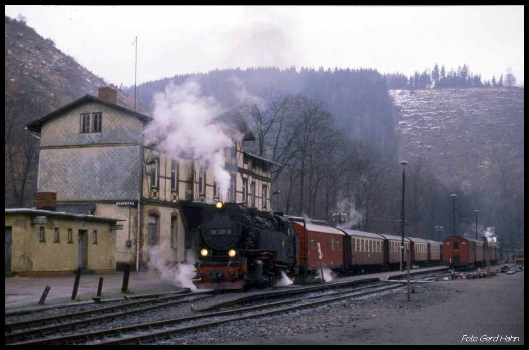 Zugkreuzung am 5.3.1990 um 11.14 Uhr im Bahnhof Eisfelder Talmühle. Zug 14403 nach Drei Annen Hohne und Zug 14414 nach Nordhausen sind beide mit Dampfloks bespannt.