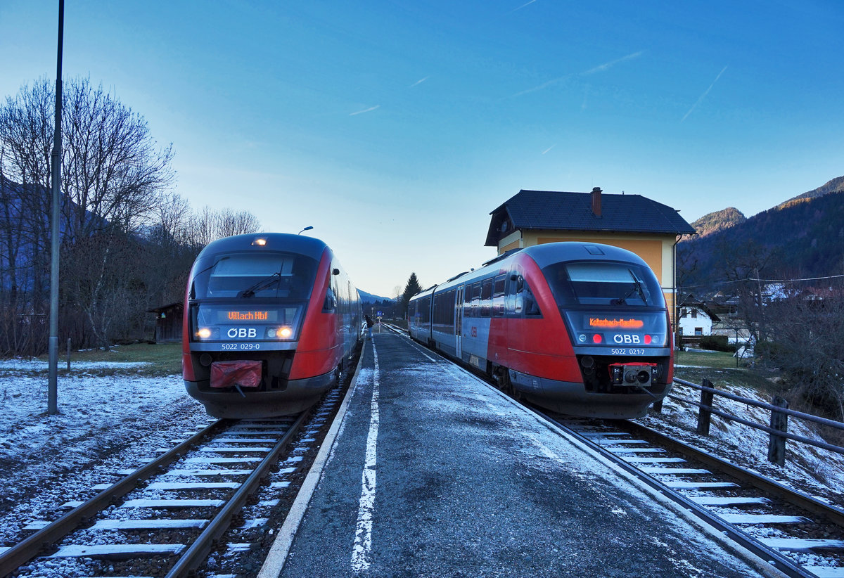 Zugkreuzung im Bahnhof Dellach im Gailtal.
RECHTS: 5022 021-7 als R 4827 auf der Fahrt von Villach Hbf nach Kötschach-Mauthen.
LINKS:  5022 029-0  St. Andrä/Lavanttal  als R 4816 auf der Fahrt von Kötschach-Mauthen nach Villach Hbf.

Aufgenommen am 8.12.2016.