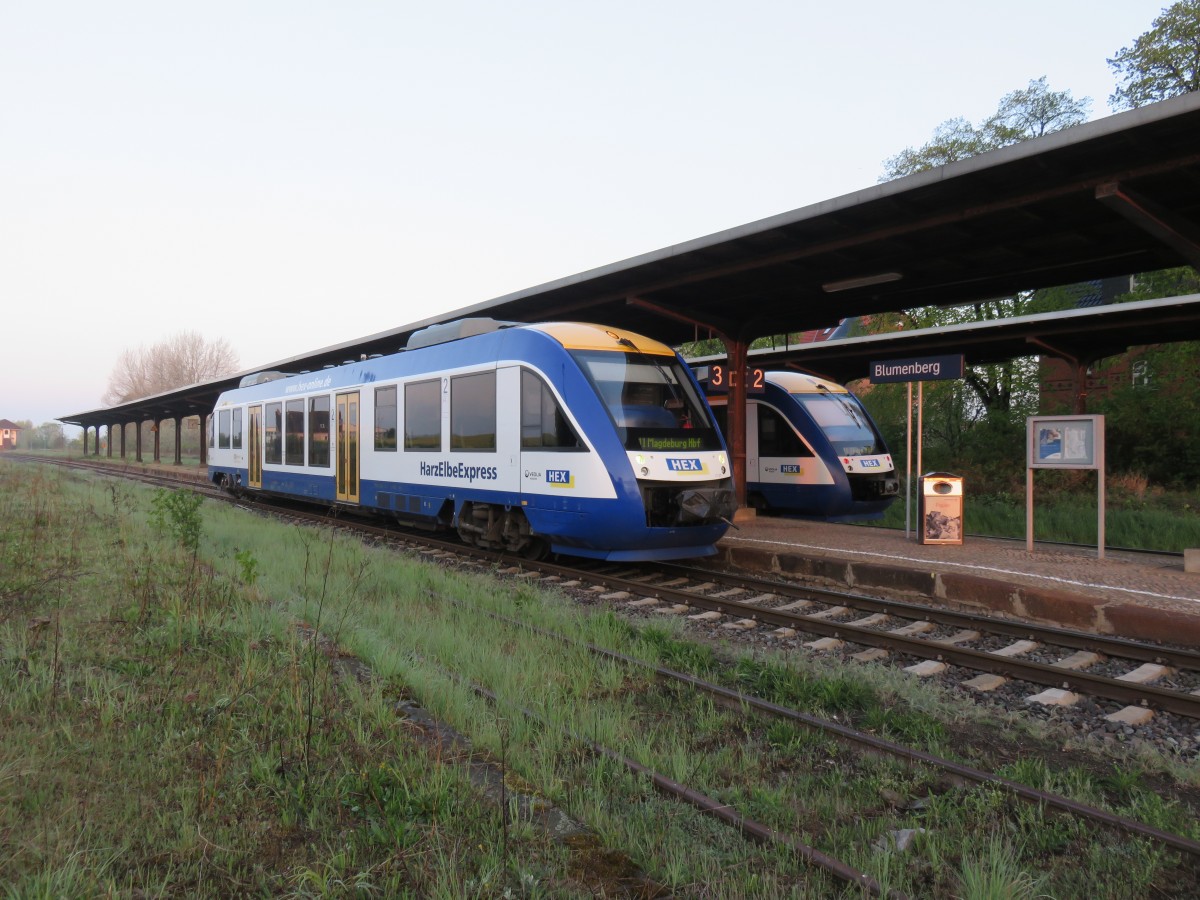 Zugkreuzung in Blumenberg an der Strecke Halberstadt-Magdeburg am 02.05.2015