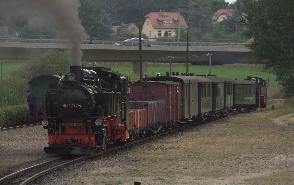 Zugkreuzung in Friedewald Bad, früher die Regel, heute eher selten.99 1777-4 wartet auf Ausfahrt Richtung Moritzburg mit einem PmG.16.09.2016 18:13 Uhr.