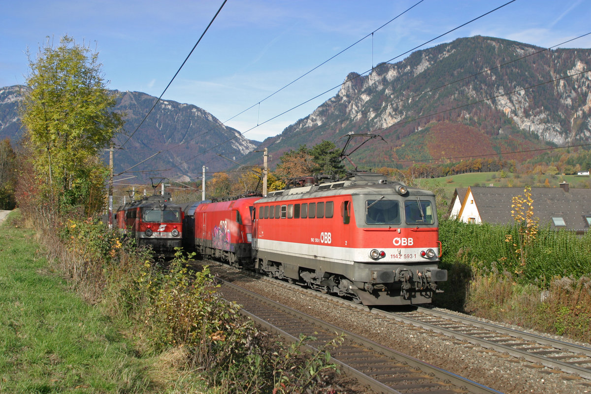Zugkreuzung im herbstlichen Payerbach durch 1142.593+1116 mit G-49483 und talwärts fahrenden L.Z. 1144.202+1142.685 am 1.11.16