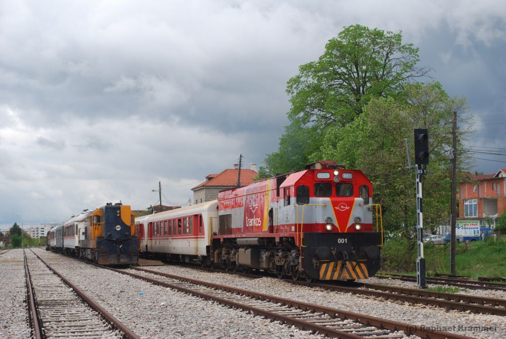 Zugkreuzung in Klina am 24.04.14. Der Sonderzug, gezogen von Lok 005, mit 002 am Zugschluss muss den Regelzug mit Lok 001 von Peja (srb.: Pec) nach Pristina abwarten.