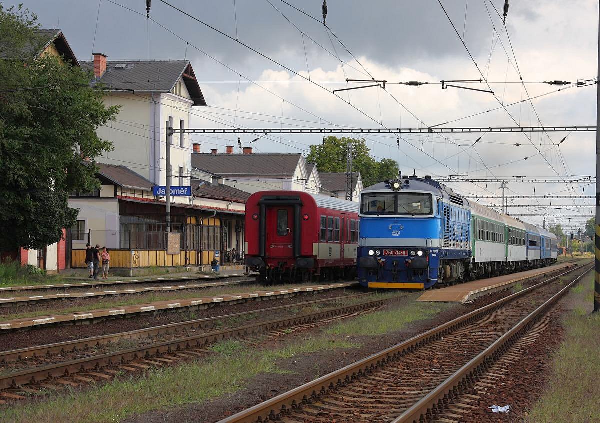 Zugkreuzung mittags im Bahnhof Jaromer. Links ist zuletzte Triebwagen 843008 eingefahren. Rechts steht abfahrbereit der Ex Schneekoppe mit Zuglok 750714.