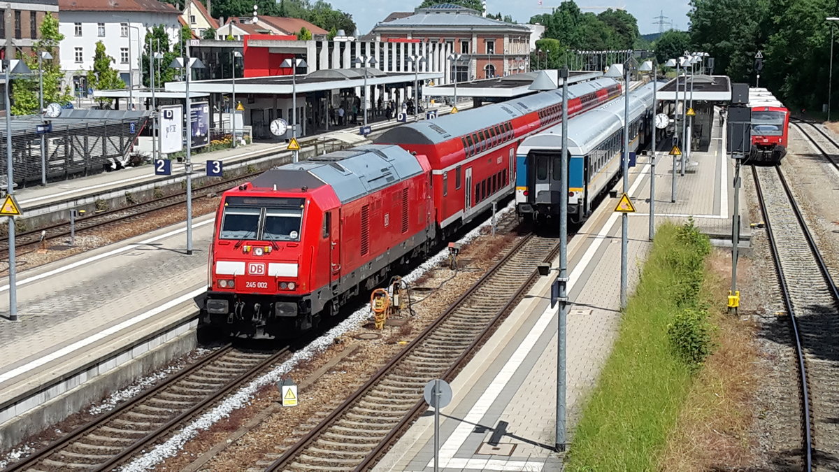 Zugparade am 20.06.2016 im Bhf Memmingen, BR 245 mit RE nach Lindau, Der ALEX mit Zug nach München und RB nach Ulm,
