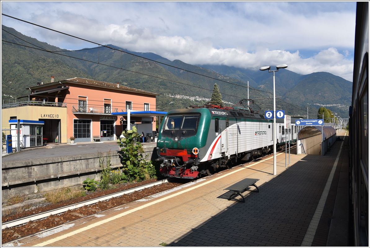 Zugskreuzung mit TreNord E424 im Valle Valtelina. (06.10.2016)