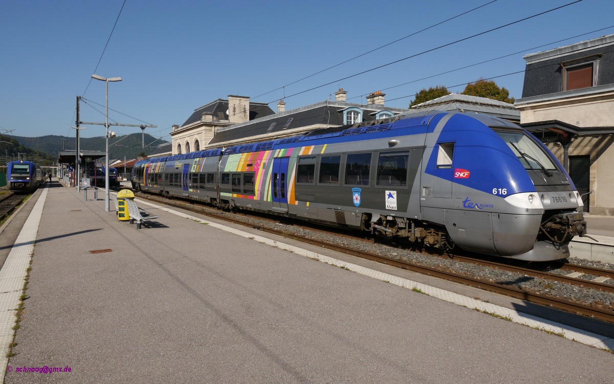 Zugtreffen in Saint Dié in den Vogesen.
SNCF-X73816+X73818(Links) fahren nach Épinal.
SNCF-Z27560 (Mitten hinten) fährt nach Nancy.
SNCF-X76616 (Rechts) fährt nach Strasbourg.

2014-10-03 Saint Dié 
