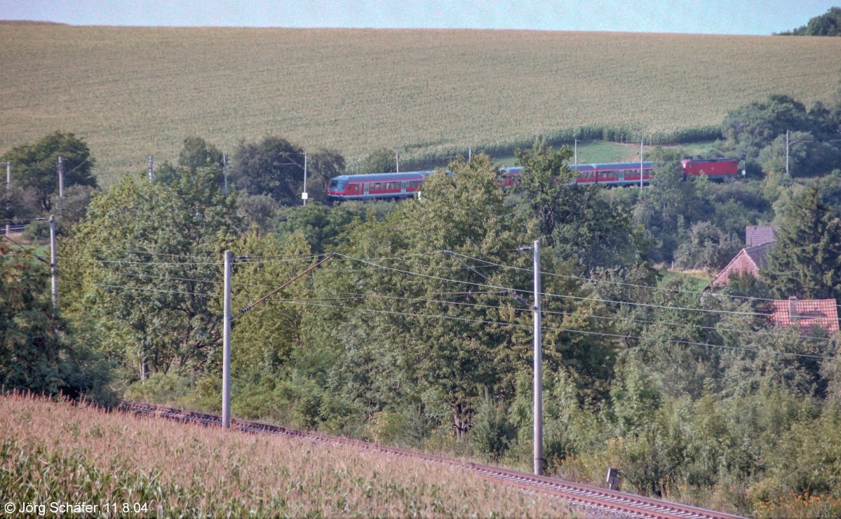 Zugverfolgung der besonderen Art (1 von 2): Da die KBS 920 in einem großen Bogen um den kleinen Ort Winkelhof herumführt, kann man die Züge zweimal aufnehmen. 