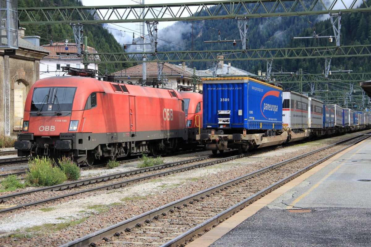 Zugverkehr am Bahnhof Brenner/Brennero am 3.9.2014, mit im Bild ist 1116 100 und 1116 266