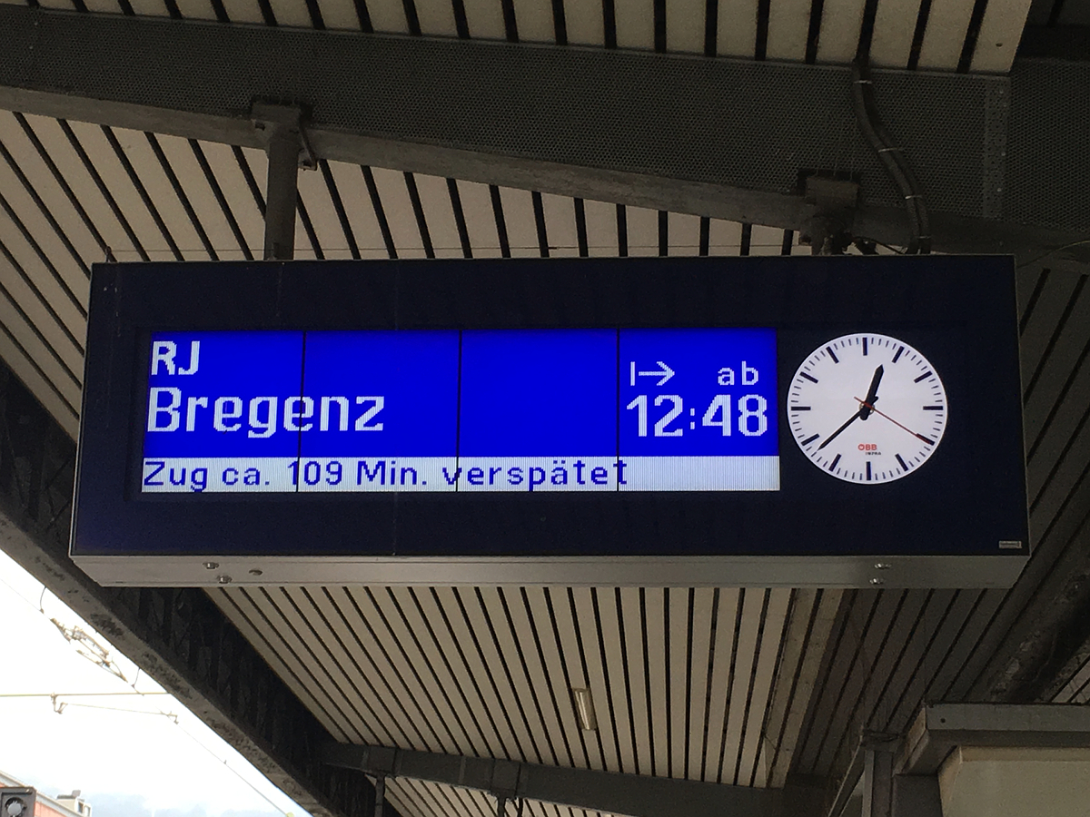 Zugzielanzeige des  leicht  verspäteten RailJet's 662 am Innsbrucker Hbf. Aufgenommen am 06.07.2018.