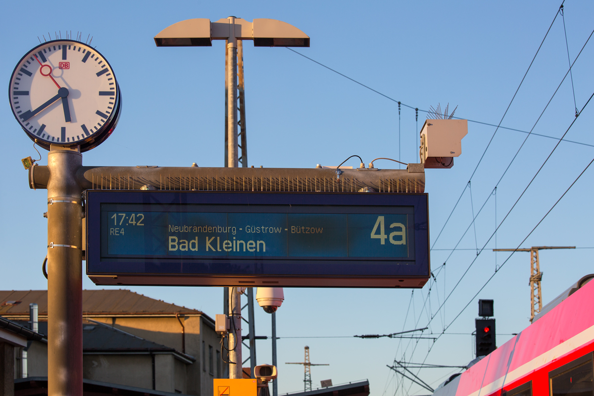 Zugzielanzeige für RE 4 am Bahnsteig 4a in Pasewalk kurz vor der Abfahrt. - 11.10.2015