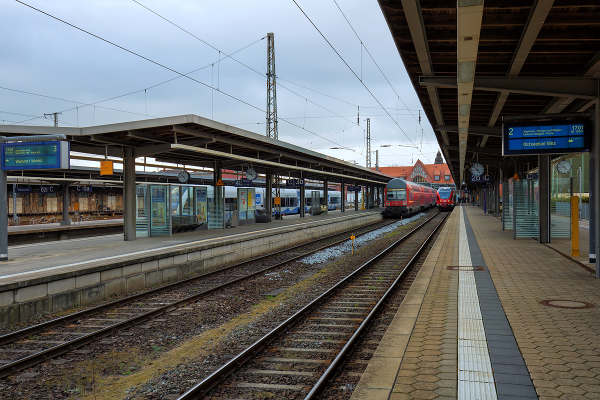 Zugzielanzeige in Stralsund mit RE 5 von Wünsdorf-Waldstadt (baubedingt) und RE 9 zum Ostseebad Binz. - 23.03.2016
